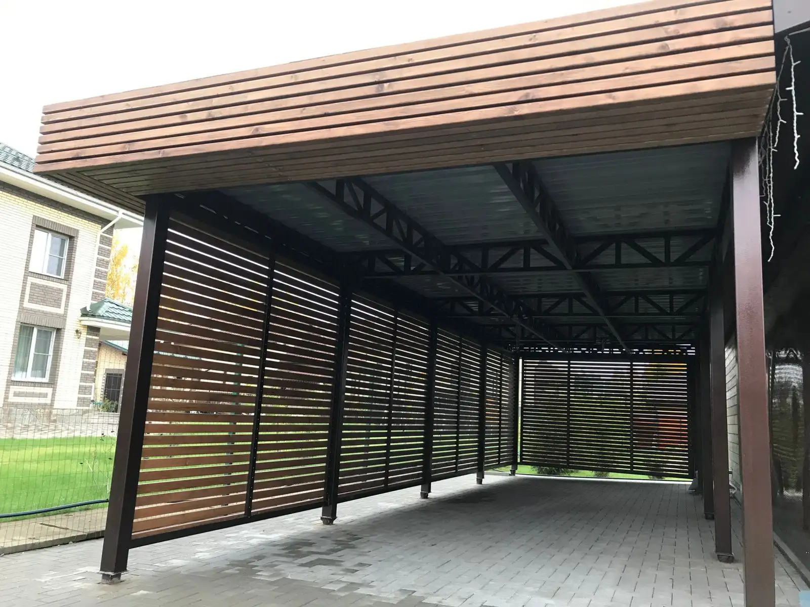Навес из металла с деревянной облицовкой